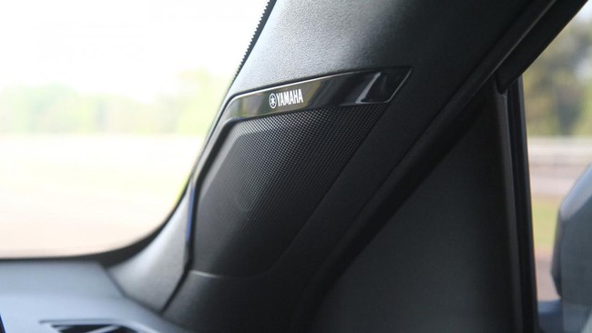 Salah satu fitur unggulan Mitsubishi XFORCE, yakni Dynamic Sound Yamaha Premium yang membuat penggunanya serasa menonton konser musik selama perjalanan.