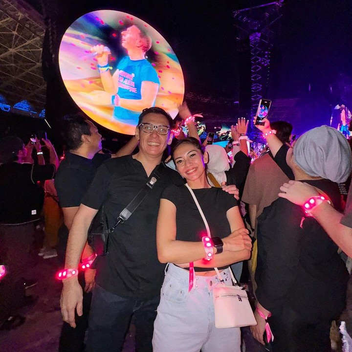 <p>Masayu Anastasia juga masuk dalam daftar seleb yang turut menyaksikan konser Coldplay di Jakarta. Dalam unggahannya, ia terlihat menikmati malam tersebut dengan pasangan, Bunda. (Foto: Instagram @masayuanastasia)<br /><br /><br /></p>