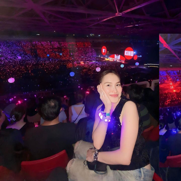 <p>Next, ada Ayu Ting Ting nih, Bunda. Ibunda Bilqis ini juga tampil <em>happy</em> saat nonton konser Coldplay yang ia pamerkan dalam unggahannya di Instagram. (Foto: Instagram @ayutingting92)<br /><br /><br /></p>