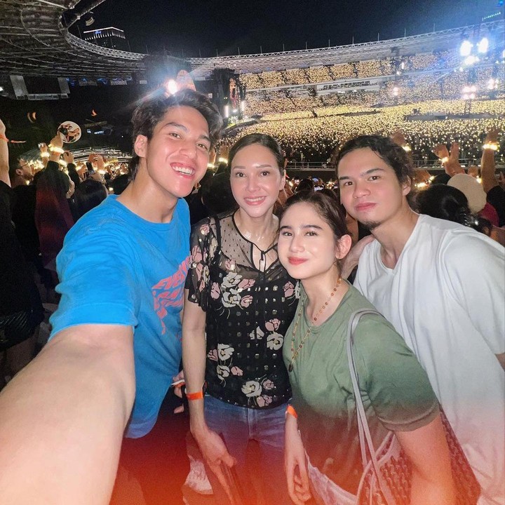 <p>Selanjutnya ada Tissa Biani yang ditemani Dul, El, dan Maia Estianty. Tissa sebut, ini pengalaman konser Coldplay pertamanya, lho. "<em>Masya Allah Tabarakalah..My first @coldplay concert moment</em> yang takkan terlupakan," tuturnya, dikutip dari akun @tissabiani. (Foto: Instgaram @tissabiani)<br /><br /><br /></p>