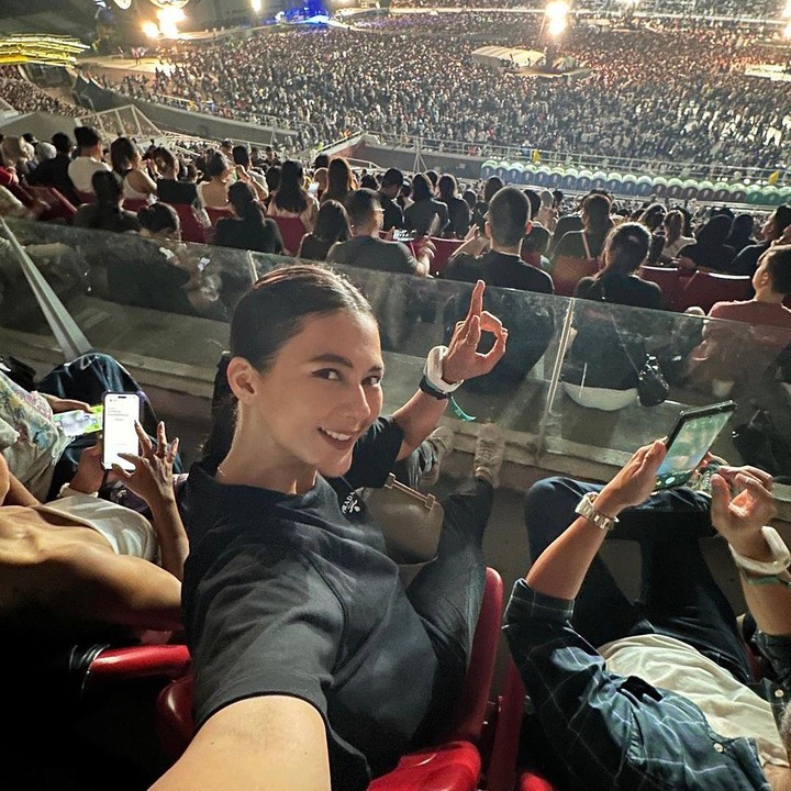 <p>Seleb kedua ada Paula Verhoeven, nih. Dalam unggahan di Instagramnya, Bunda dua orang anak ini terlihat enjoy menikmati konser bersama teman-teman. (Foto: Instagram @paula_verhoeven)<br /><br /><br /></p>