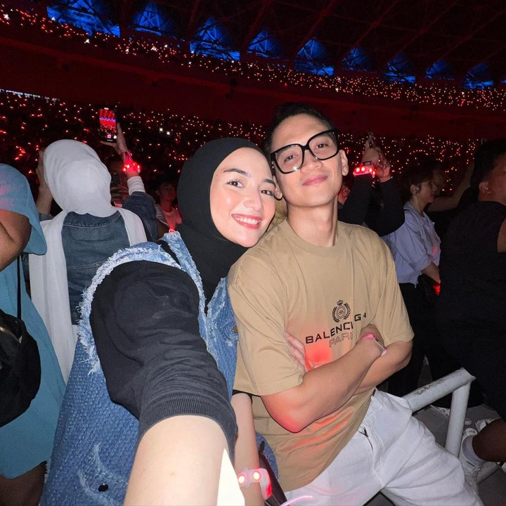<p>Seleb pertama ada pasangan Citra Kirana dan Rezky Aditya, Bunda. Siapa sangka, ternyata keduanya datang ke venue tanpa tiket dan beruntung bisa beli di lokasi, nih. "Semalem bener bener random banget , jalan ga punya tiket dateng ke GBK..hihi tapi alhamdulillah dapet juga nihh . Emang rezeki masky dehh yang kepengen bgtt nonton @coldplay smg happy yaa yangg," ujar Citra Kirana melalui akun @citraciki. (Foto: Instagram @citraciki)<br /><br /><br /></p>