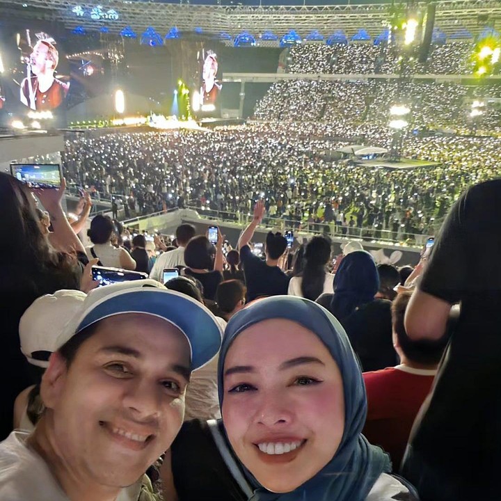<p>Lalu yang terakhir yakni aktor sekaligus model Rionaldo Valentino Stokhorst. Dalam unggahannya, Rio terlihat nonton konser bersama berduaan dengan istrinya, Aureli Beata Schulz. "Kepecahan dan keseruan semalam #coldplayjakarta," ungkapnya di @rio.stokhorst. (Foto: Instagram @rio.stokhorst)</p><p></p><p>7 Potret Seleb yang Enjoy Nonton Konser Coldplay, Ada Rionaldo Stockhorst dan Sang Istri</p>