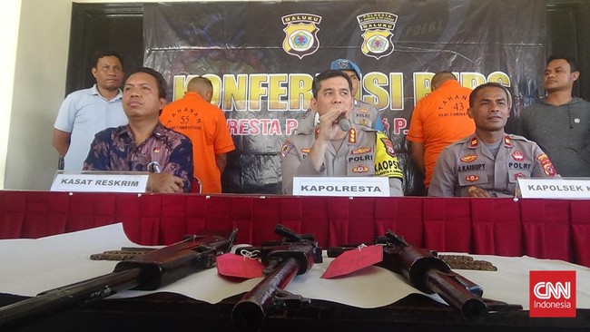 Kepolisian di Ambon mengamankan tiga pucuk senjata api rakitan laras panjang dan 58 butir peluru dari penangkapan dua tersangka.