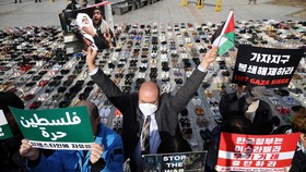 FOTO: Warga Korsel Pasang Ratusan Sepatu Tanpa Tuan Bela Palestina