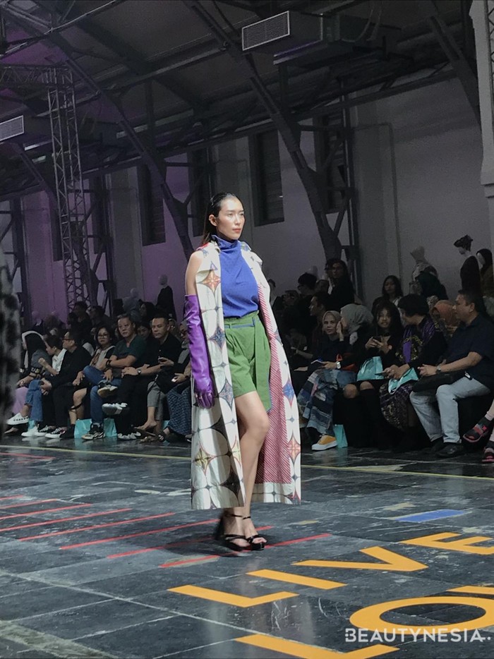 Permainan warna-warni terang dan segar disuguhkan Allets by Setlla Lewis, seraya dipercantik embellishments/ Foto: Dok. Beautynesia