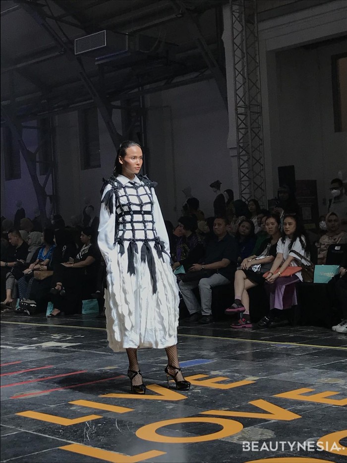 Rinda Salmun turut presentasikan ready to wear eksentrik dengan sentuhan feminin dengan aplikasi pita dan straps/ Foto: Dok. Beautynesia