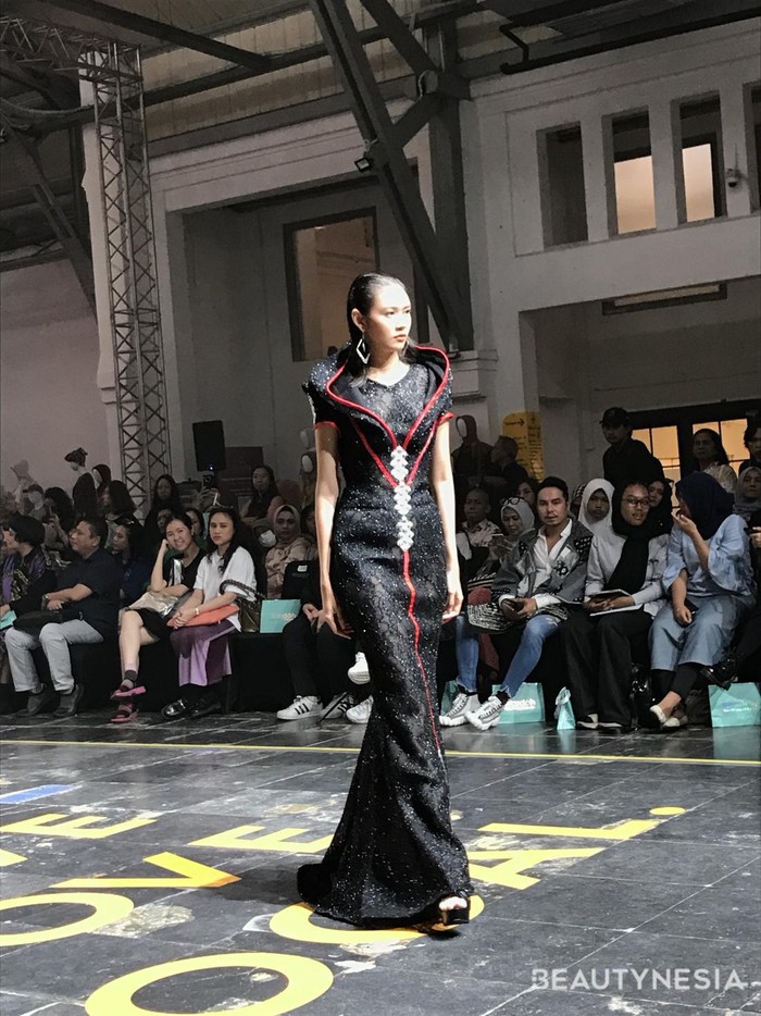 Olanye by Eko Tjandra menampilkan ragam evening gown glamor bersiluet dramatis, diperindah ornamen etnik/ Foto: Dok. Beautynesia