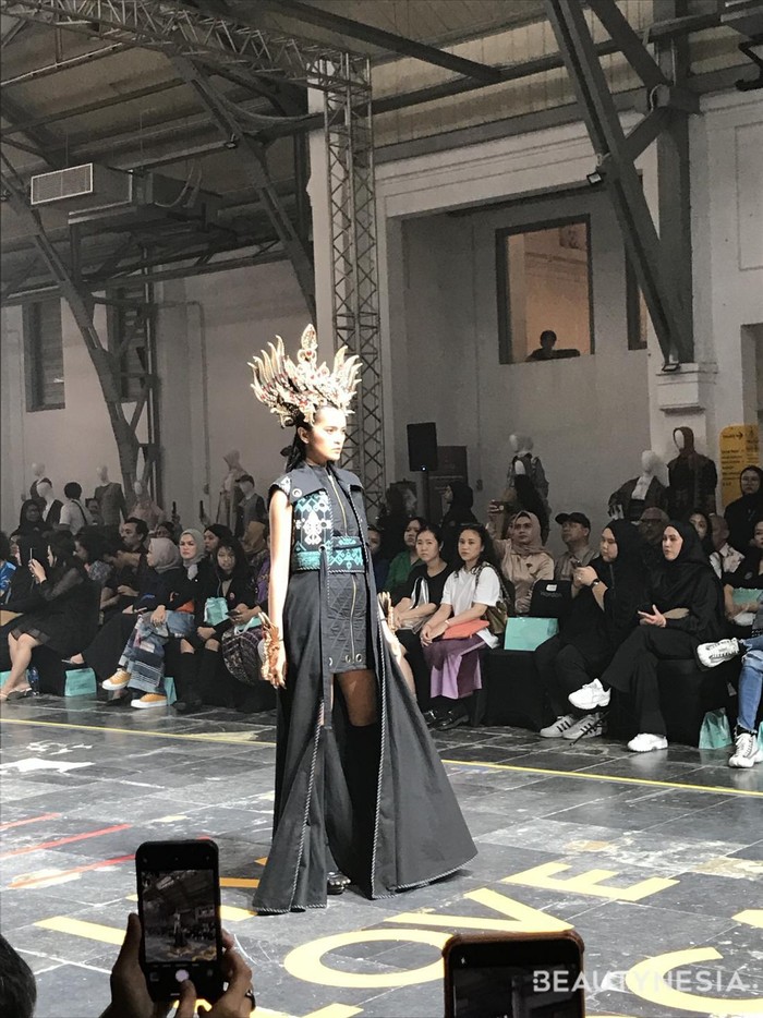 Pada kreasi Garudheya by Agus Sunandar, warna hijau jadi lebih bold berkat sandingan warna hitam yang mendominasi. Sementara detail quilt turut ditemukan dalam sejumlah presentasinya/ Foto: Dok. Beautynesia