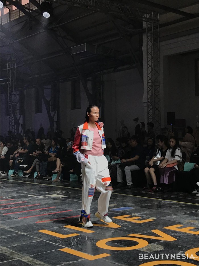 Label Torajamelo tampilkan outfit ready to wear kasual yang mengharmomnisasi warna dengan wastra/ Foto: Dok. Beautynesia