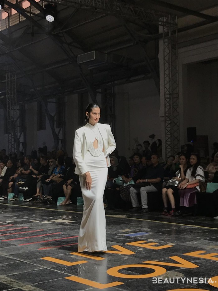 Bukan cuma label lokal, desainer ASEAN ikut dirangkul. Bilang-Brunei Darussalam hadirkan ready to wear elegan dengan twist pada aksesori/ Foto: Dok. Beautynesia