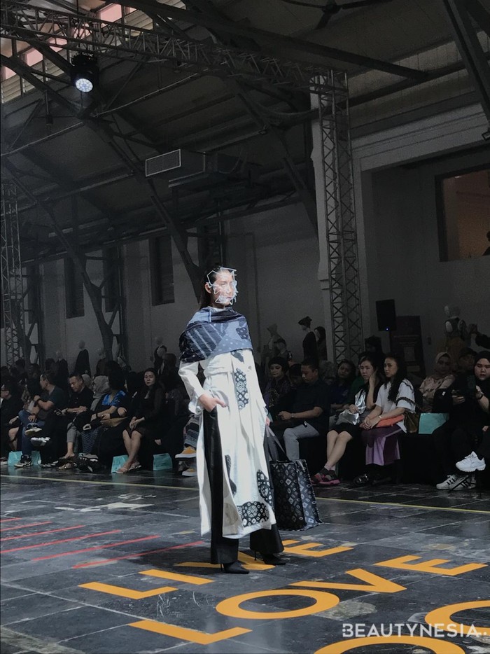 Brilianto mengkontemporerkan budaya Indonesia lewat busana monokromatik dengan patchwork, potongan asimetris, serta detail rumbai/ Foto: Dok. Beautynesia