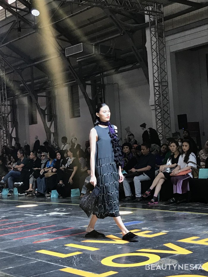 Presentasi Sha House by Asha Darra menampilkan outfit modern, terdiri atas pakaian dekonstruksi dengan detail exposed stitching dan cut out/ Foto: Dok. Beautynesia