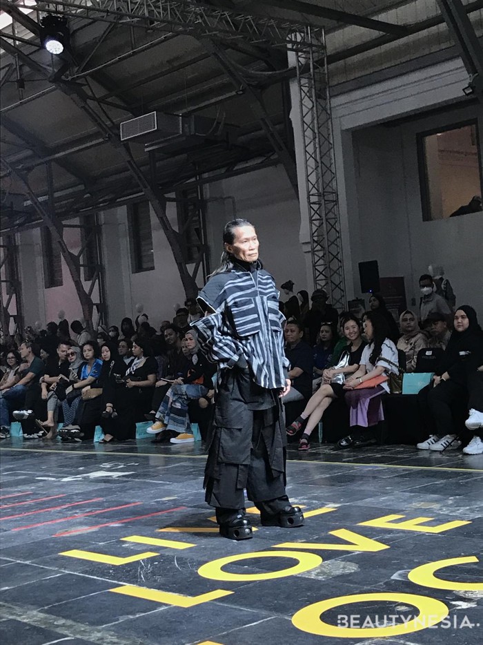 Tak semata perkenalkan ragam wastra, Spotlight juga menampilkan diversifikasi model, seperti Emmy Thee dengan koleksi edgy-nya/ Foto: Dok. Beautynesia