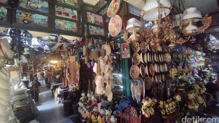 Suasana Pasar Triwindu Solo, Tempat Berburu Barang Antik yang Instagramable.