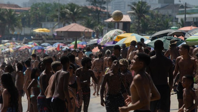 FOTO: Ramai-ramai Ngadem saat Panas di Brasil Menusuk Kulit