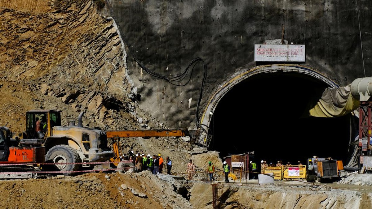 FOTO: Penyelamatan Puluhan Pekerja di Terowongan Runtuh India