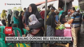 VIDEO: Warga Saling Dorong Beli Beras Murah
