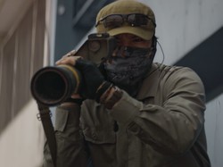 Rio Dewanto Coba Bazoka Perdana Seumur Hidup di Film 13 Bom di Jakarta