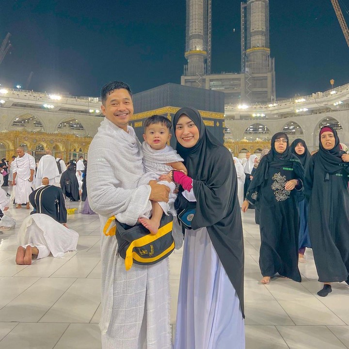 <p>Sebelum ke Turki, Adly dan Angbeen terlebih dulu menunaikan ibadah umroh bersama keluarga. Keduanya juga mengajak serta sang putra. (Foto: Instagram @angbeenrishi/ @adlyfayruz)</p>