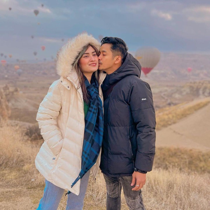 <p>Di waktu luangnya, Adly dan Angbeen sering <em>quality time</em> bareng, Bunda. Beberapa waktu lalu, keduanya menghabiskan waktu berlibur ke Turki. (Foto: Instagram @angbeenrishi/ @adlyfayruz)</p>