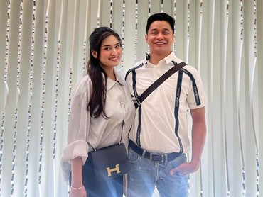 img-title Angbeen Rishi Curhat Kehilangan Cinta, Adly Fairuz Pamer Foto Bareng Wanita Lain
