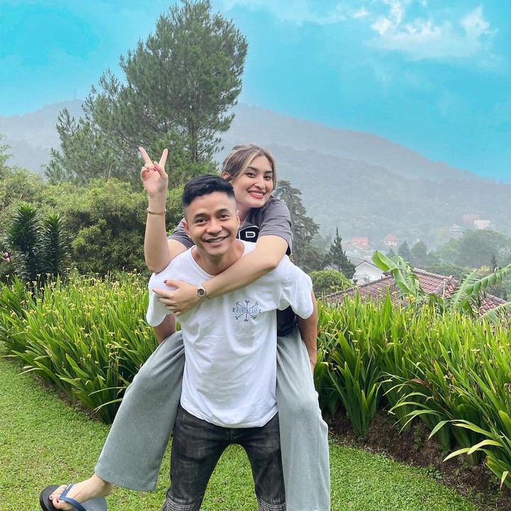 <p>Sementara itu, Adly masih terlihat aktif di dunia akting hingga saat ini. Pria 36 tahun ini masih wara-wiri di layar kaca membintangi sinetron. (Foto: Instagram @angbeenrishi/ @adlyfayruz)</p>