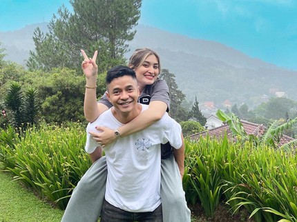 7 Potret Kemesraan Adly Fairuz dan Istri Blasteran India, Adem Tanpa Gosip