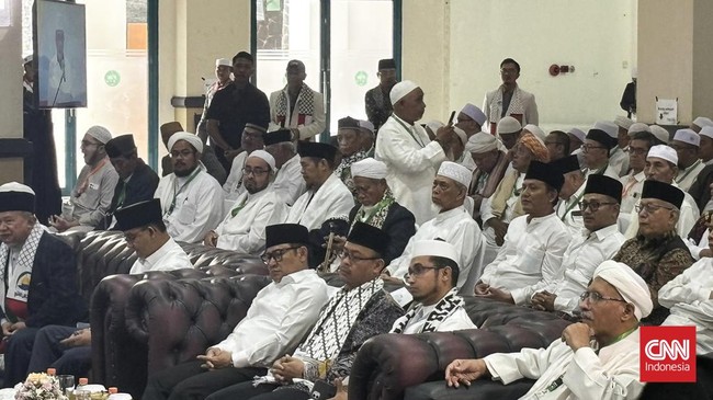 Calon Presiden Koalisi Perubahan Anies Baswedan menghadiri 'Ijtima Ulama dan Tokoh Nasional' di kompleks Majelis Az Zikra, Sentul, Bogor, Sabtu (18/11).