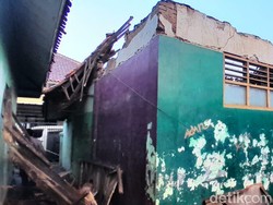 Atap 2 Ruang Kelas SDN 1 Kedungdawa Cirebon Ambruk