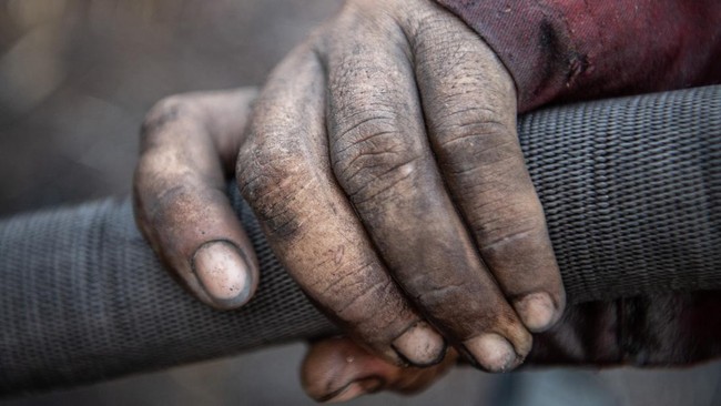 Sejumlah pekerja nekat melompat untuk menghindari panas dari ledakan tungku smelter PT Indonesia Tsingshan Stainless Steel (ITSS) di Kabupaten Morowali.