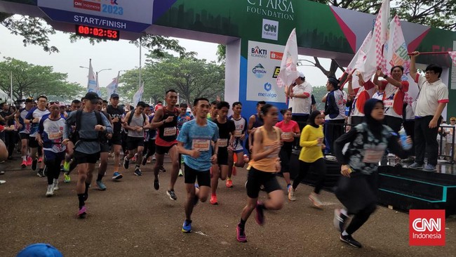 CEO CT Corp Chairul Tanjung mengangkat bendera sebagai penanda perlombaan lari CT ARSA Charity Fun Run 2023 dimulai pada Sabtu (18/11) pagi.