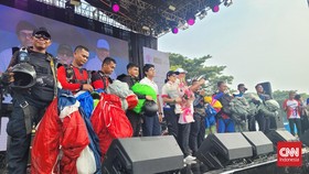 10 Penerjun Payung Bawa Bendera Ramaikan CT ARSA Charity Fun Run 2023