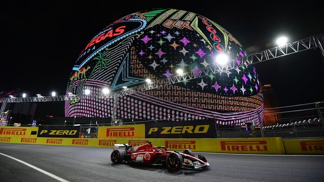 Pembalap Scuderia Ferrari Charles Leclerc berhasil merebut pole position usai menjadi yang tercepat di kualifikasi F1 GP Las Vegas, Sabtu (18/11).