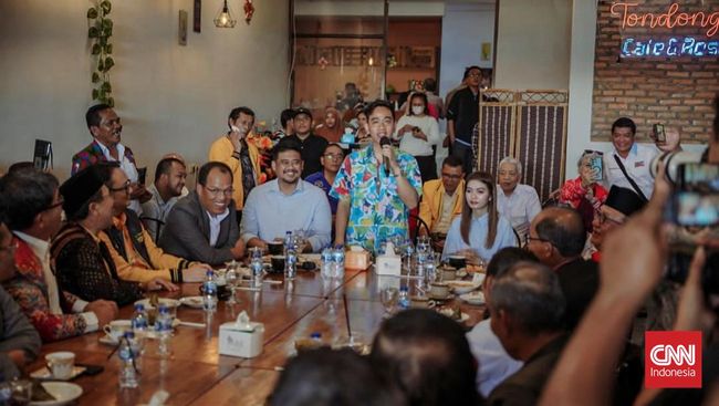 Bobby Nasution Pakai Kemeja Biru Dampingi Gibran Kunjungi Medan