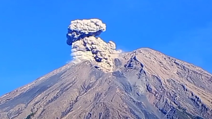 Gunung Semeru kembali mengalami erupsi pada Sabtu &lpar;18&sol;11&rpar; pukul 06&period;22 WIB&period; Tinggi kolom letusan menjulang hingga 1 kilometer di atas puncak&period;