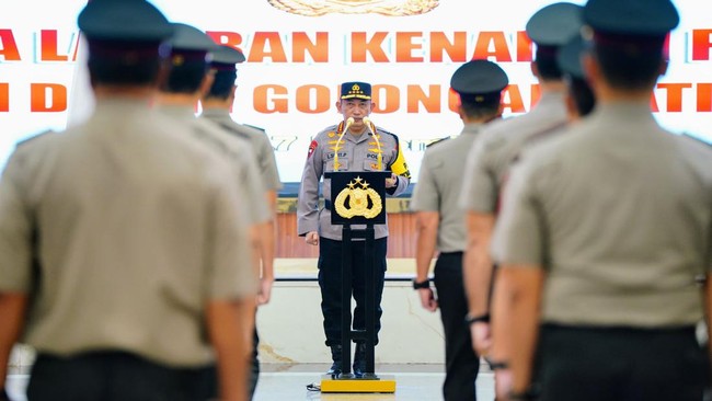 Kapolresta Kupang Kombes Rishian Krisna dicopot dari jabatannya setelah sempat diperiksa oleh Propam Polri terkait dugaan penggunaan uang operasi Mantap Brata.