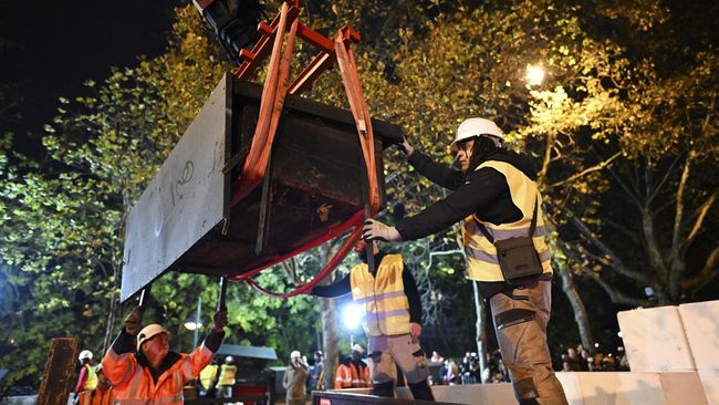 FOTO: Kios Buku Warisan UNESCO di Tepi Sungai Seine Paris Dibongkar FOTO: Kios Buku Warisan UNESCO di Tepi Sungai Seine Paris Dibongkar