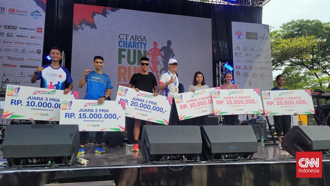 Juara CT ARSA Charity Fun Run 2023, Robu Syianturi, mengantongi hadiah puluhan juta rupiah usai melibas rute lari 10 kilometer hanya dalam waktu 33 menit.