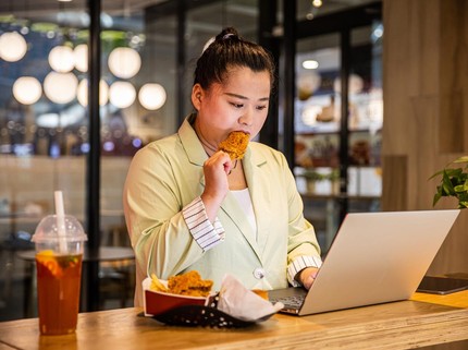 7 Cara Hindari Overeating atau Makan Berlebihan agar Tak Kegemukan, Jangan Stres Bun