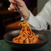 Meski Enak, Hindari Mengonsumsi 4 Makanan Ini di Malam Hari Ya!