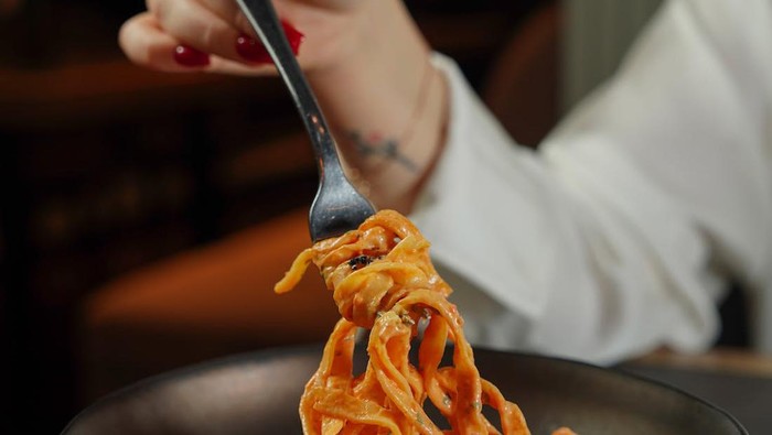 Meski Enak, Hindari Mengonsumsi 4 Makanan Ini di Malam Hari Ya!