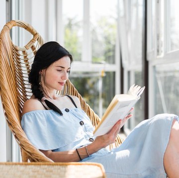 8 Ciri Perempuan yang Selalu Merasa Nyaman saat Sendirian