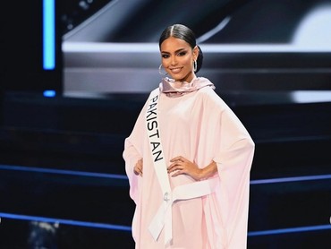 img-title 7 Gaya Beda Miss Pakistan di Miss Universe 2023, Ganti Bikini dengan Burkini