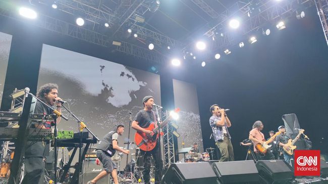 Band Nidji sukses membuat seluruh pengunjung THE FEST berjoget dan nyanyi bersama di Lapangan City Trans BSD, Sabtu (18/11) malam.