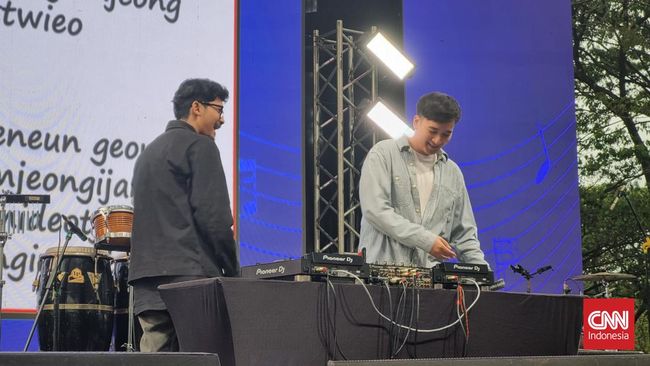 Lagu-lagu Kpop kekinian yang diputarkan Noraebang berhasil buat fan setia karaokean dalam acara THE FEST (18/11) di tengah hujan. 