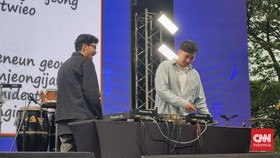 Noraebang di THE FEST Buat Fan Kpop Setia Karaokean di Tengah Hujan