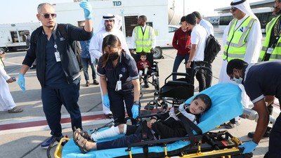 Pesawat pertama yang membawa 15 pasien anak-anak darurat dari Gaza, termasuk keluarganya, sudah tiba di Abu Dhabi, Uni Emirat Arab.