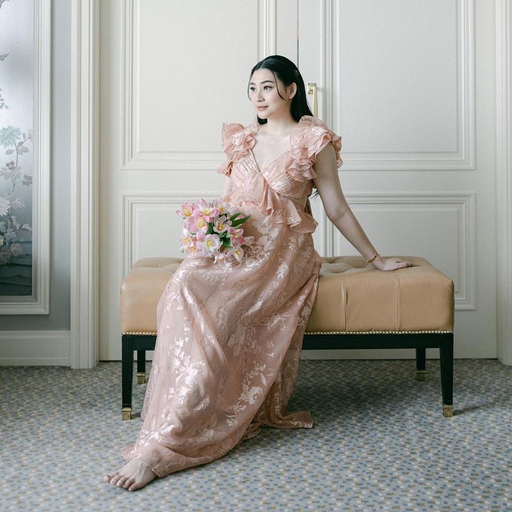 <p>Beberapa waktu lalu, ibu satu anak ini tampak sedang melakukan maternity shoot sederhana namun tetap cantik. Ia tampil mempesona dalam balutan dress berwarna pink, putih, dan abu-abu, baby bump-nya juga sudah sangat terlihat. (Foto: Instagram: @pattdevdex)Foto: Instagram @patdevdex</p>