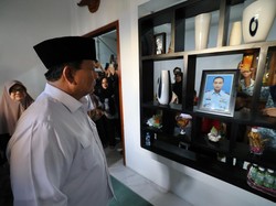 Prabowo Kunjungi Rumah Korban Pesawat Super Tucano di Malang